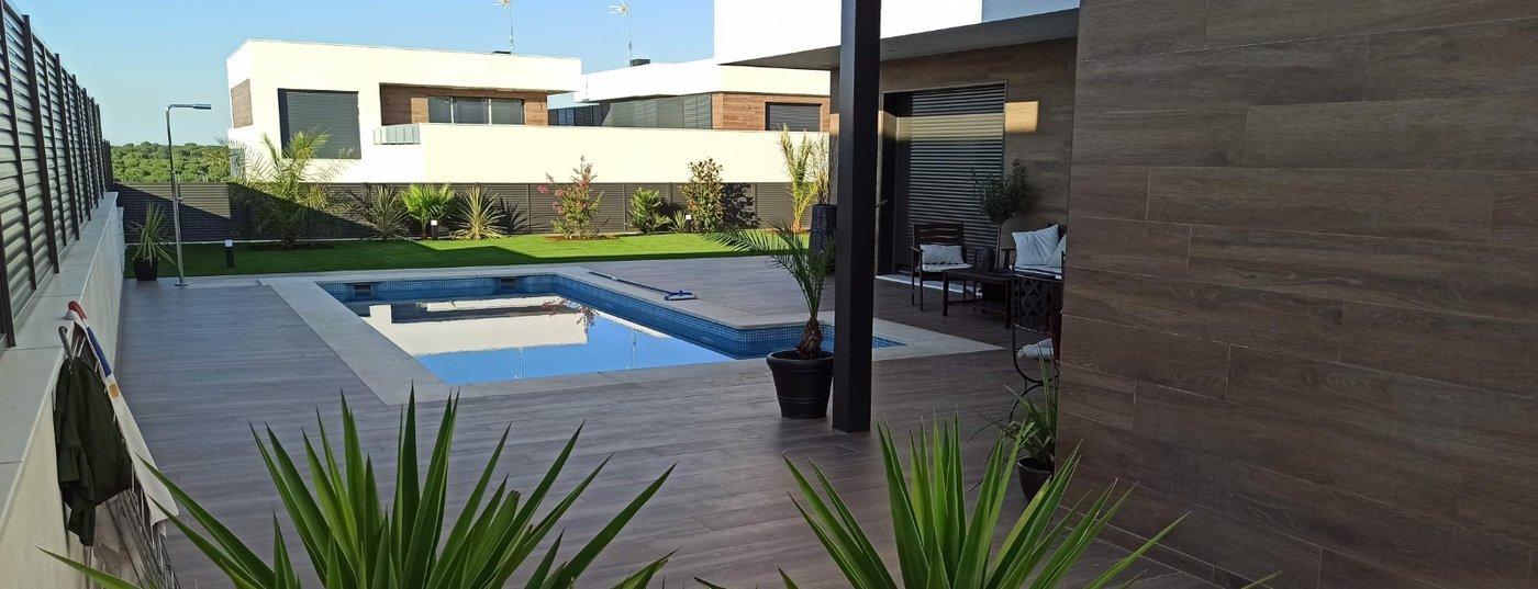 Chalet con piscina terminado por Reformas CC García