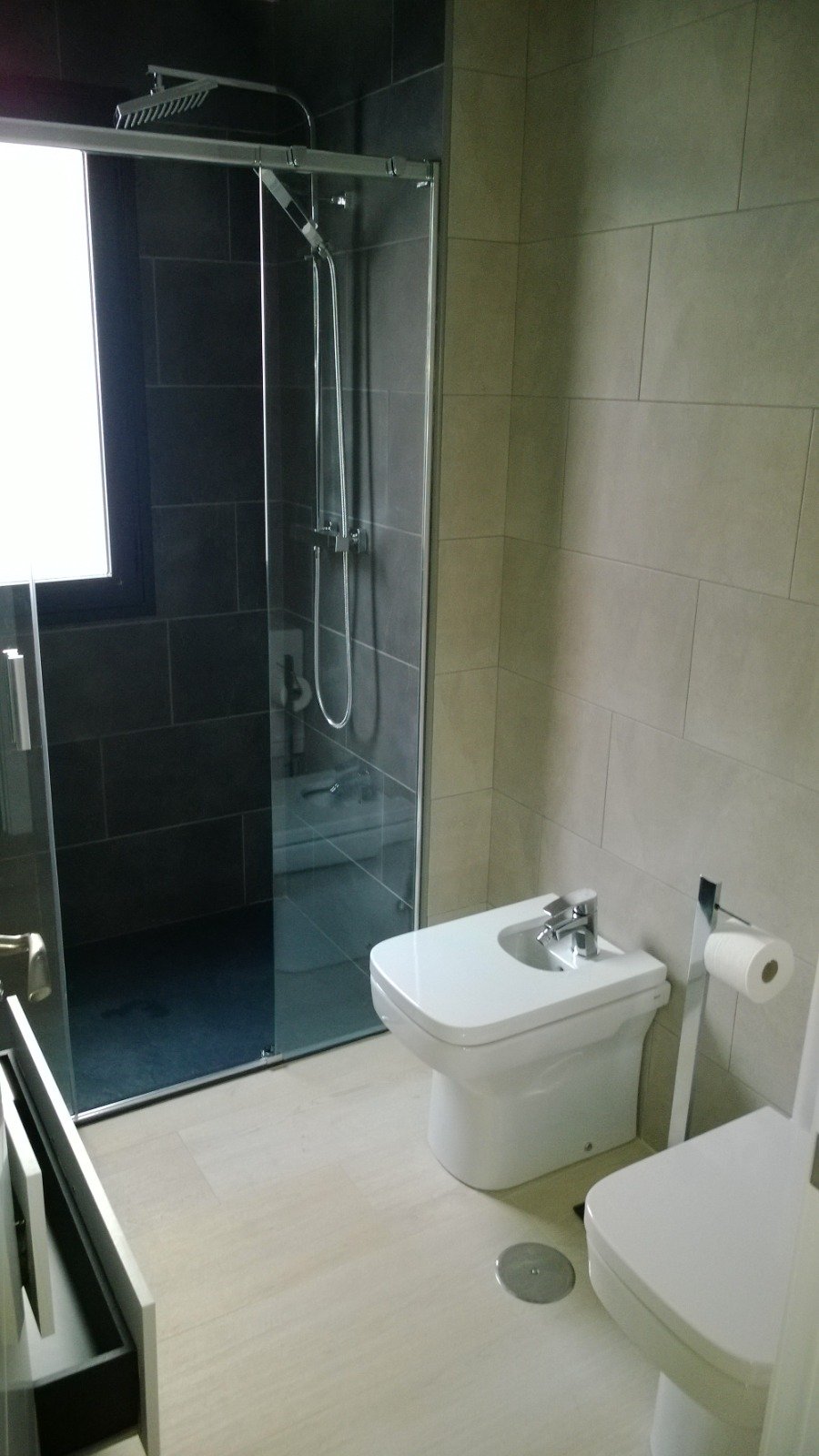 Baño reformado por Reformas CC García: plato de ducha con mampara de cristal