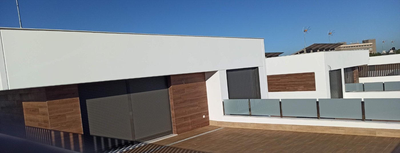 Terraza de chalet terminada con solárium en madera