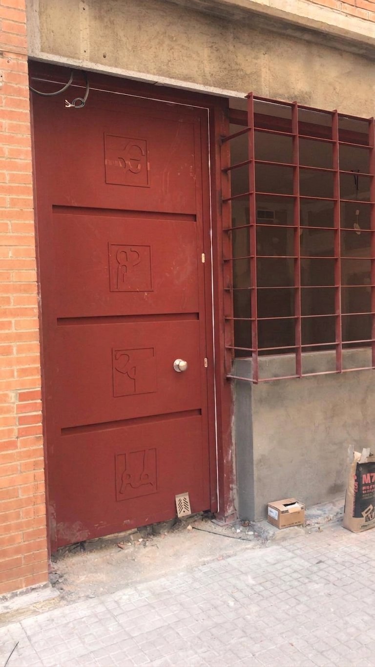 Puerta de entrada del local antes de la reforma