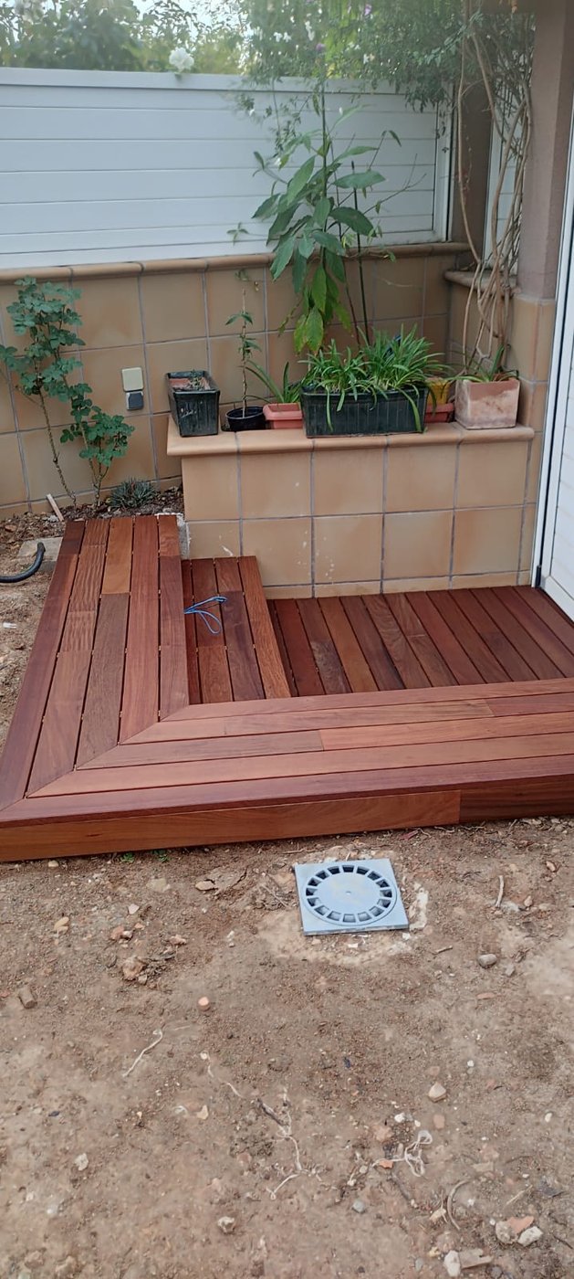 Detalle de la tarima de madera junto a la piscina