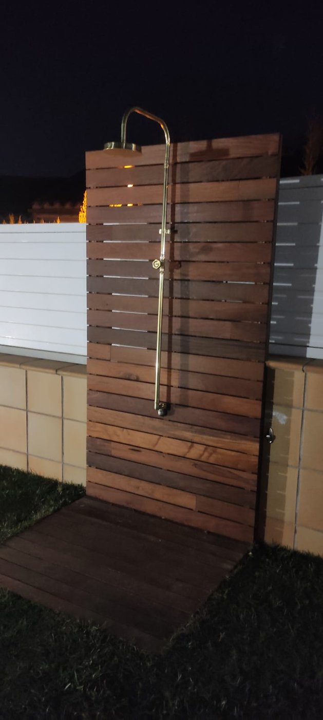 Ducha exterior a juego junto a la piscina